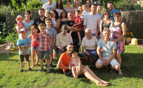 Trois-generations-sont-autour-de-tomas-et-maria-candida-a-droite-aurore-pinto-qui-tient-les-epaules-de-son-mari-amilca-r-photo-dna-1469125703