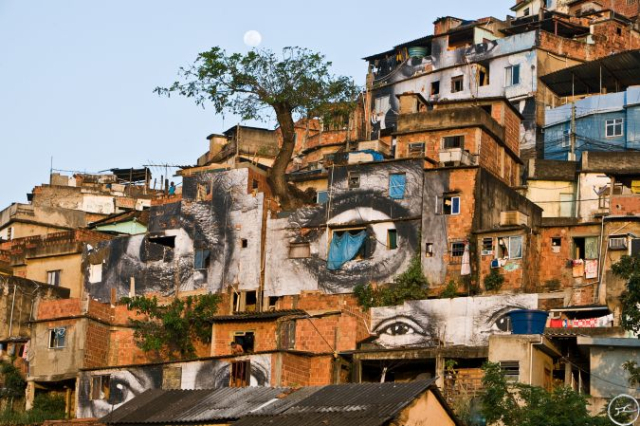 28_millimetres_-_women_are_heroes_action_dans_la_favela_morro_da_providencia_arbre_lune_horizontale_rio_de_janeiro_2008_0