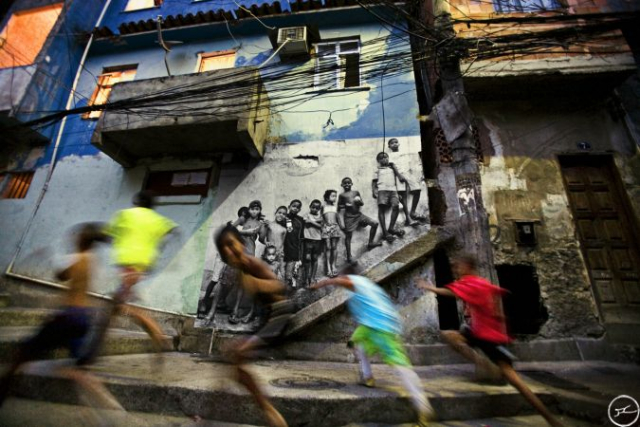 28_millimetres_-_women_are_heroes_action_dans_la_favela_morro_da_providencia_kids_rio_de_janeiro_bresil_2008_0